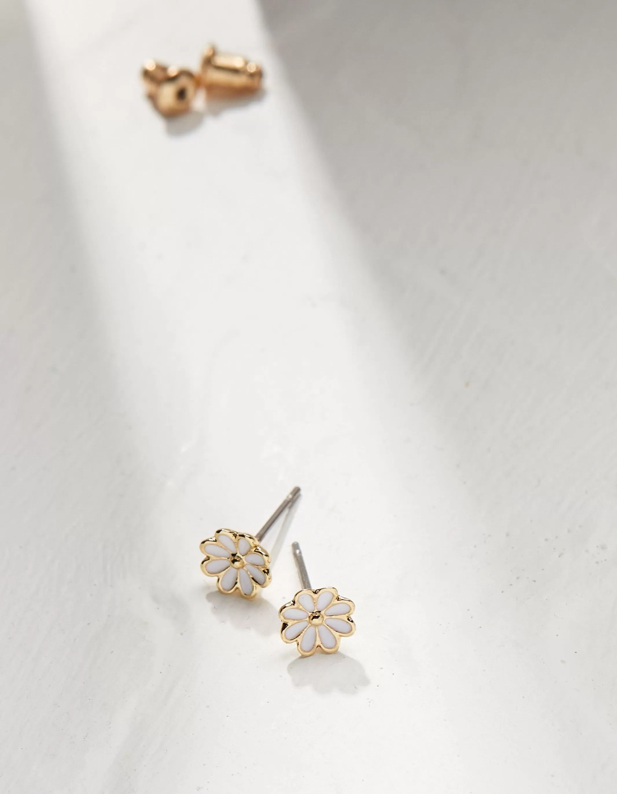 Outlet FatFace Enamel Daisy Studs Gold